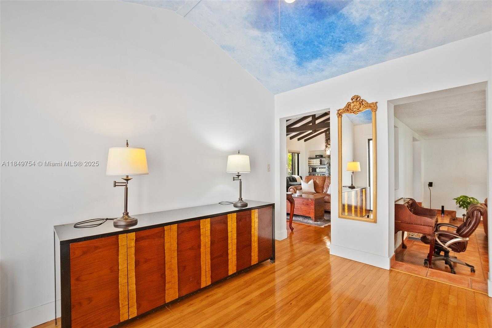 Small Image of 500 SOUTH DR, Miami Springs Number 9