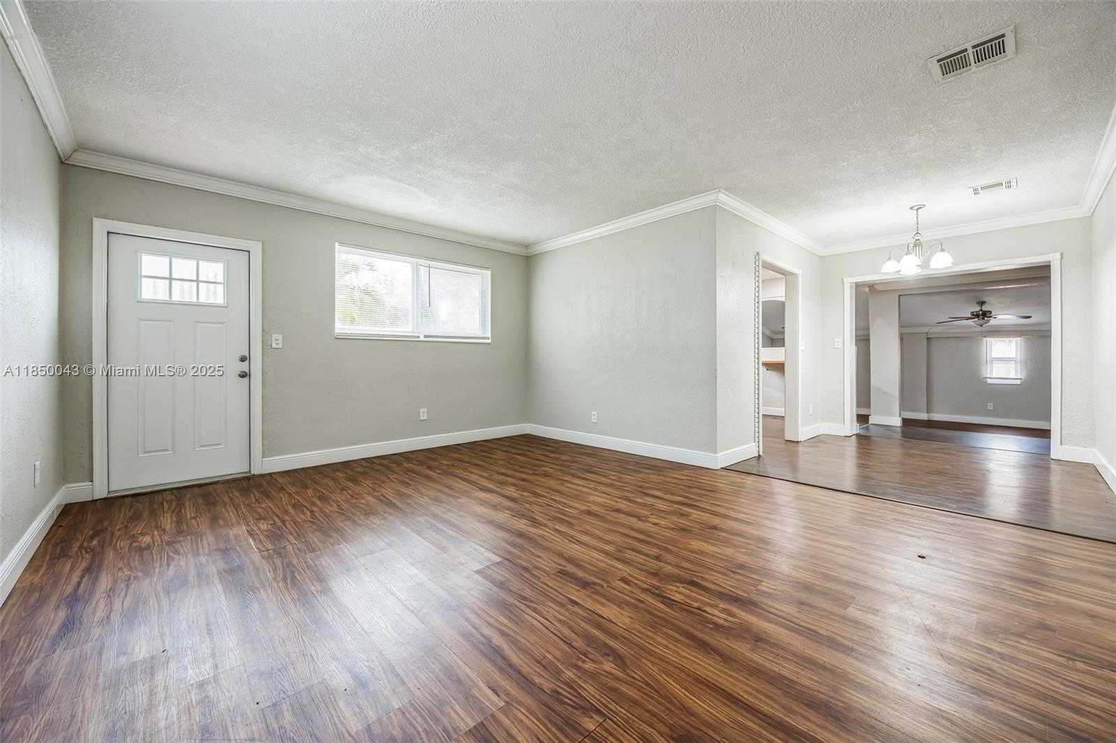 Small Image of 7331 CLEVELAND ST, Hollywood Number 2