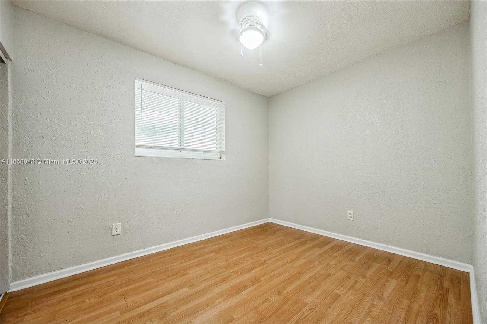 Small Image of 7331 CLEVELAND ST, Hollywood Number 9