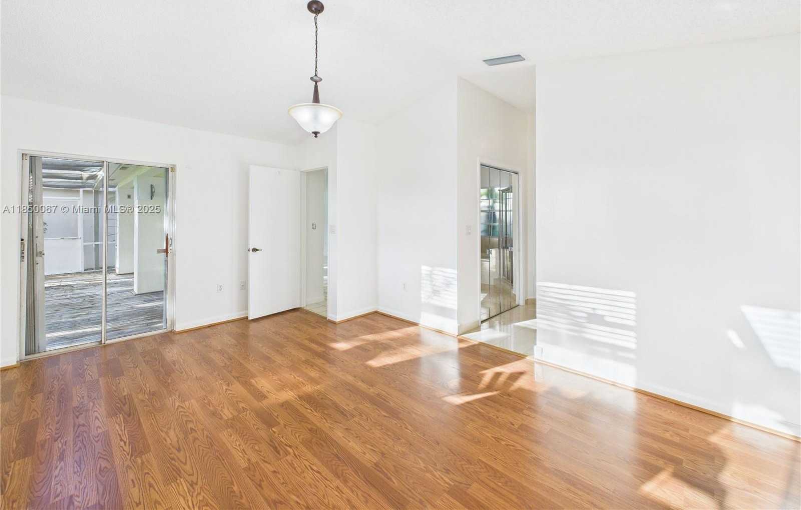 Small Image of 1251 EAST WILSHIRE CIR E, Pembroke Pines Number 16