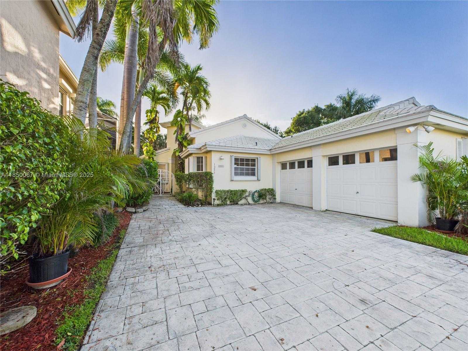 Small Image of 1251 EAST WILSHIRE CIR E, Pembroke Pines Number 2