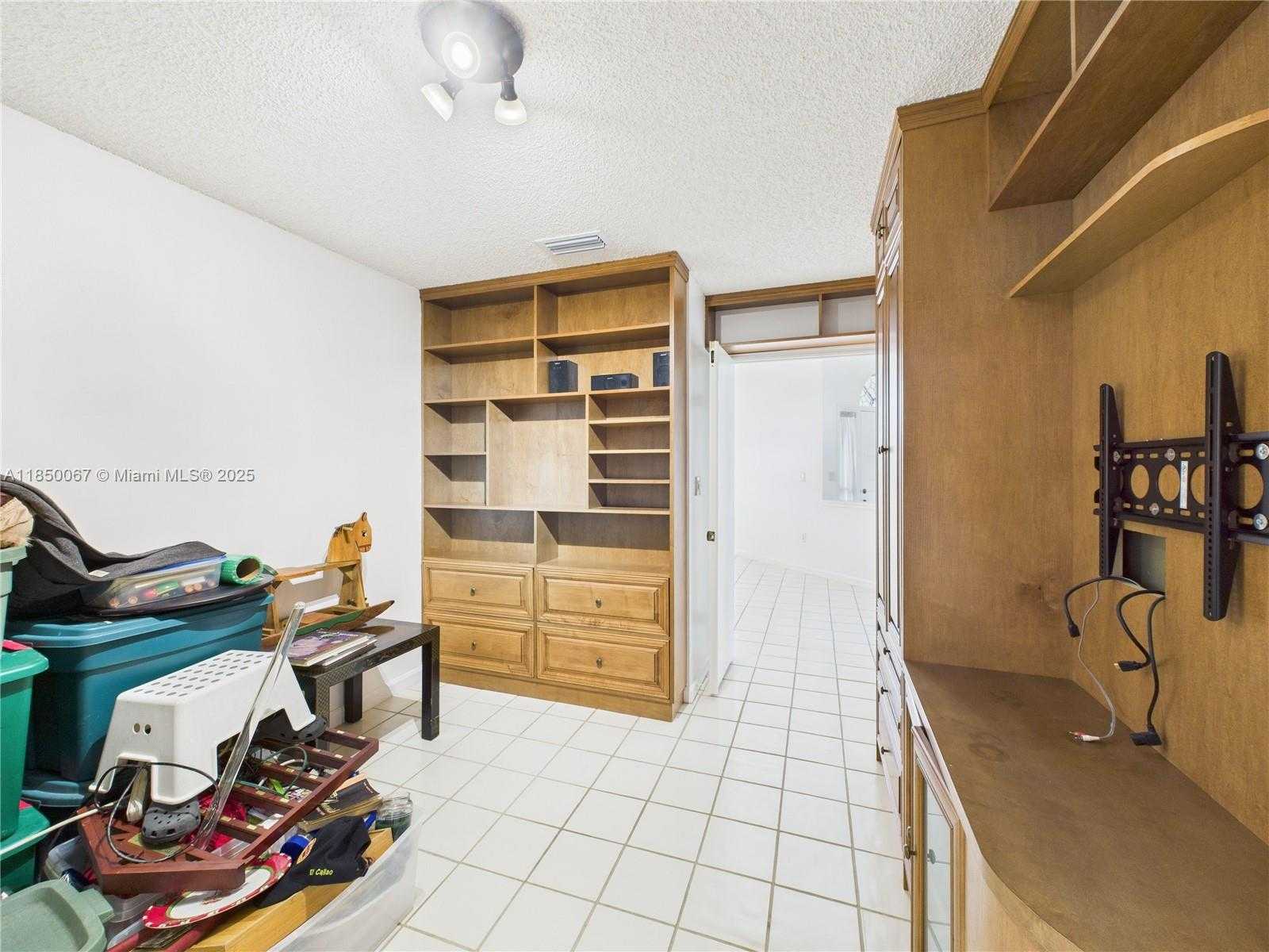 Small Image of 1251 EAST WILSHIRE CIR E, Pembroke Pines Number 23