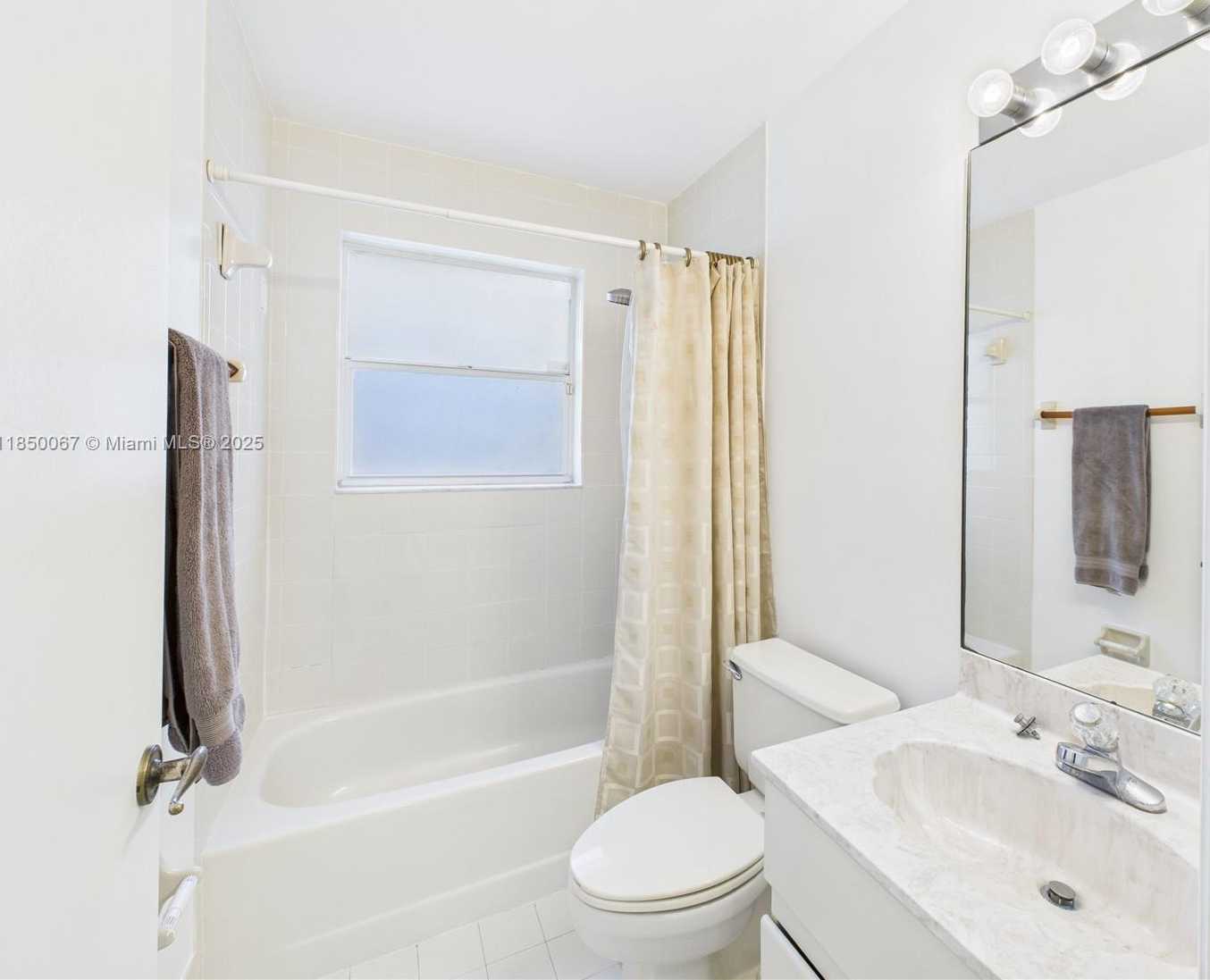 Small Image of 1251 EAST WILSHIRE CIR E, Pembroke Pines Number 26