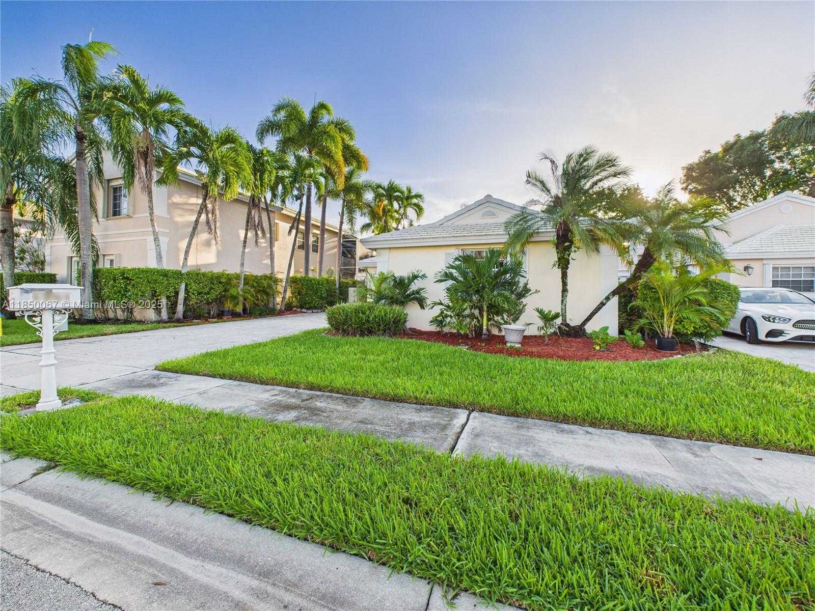 Small Image of 1251 EAST WILSHIRE CIR E, Pembroke Pines Number 3