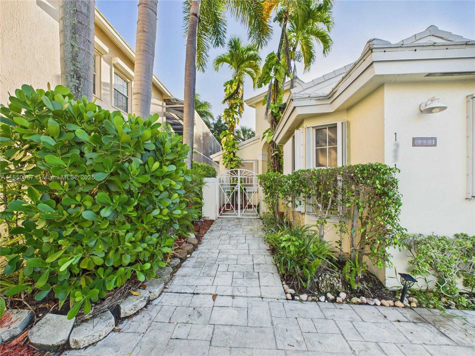Small Image of 1251 EAST WILSHIRE CIR E, Pembroke Pines Number 4