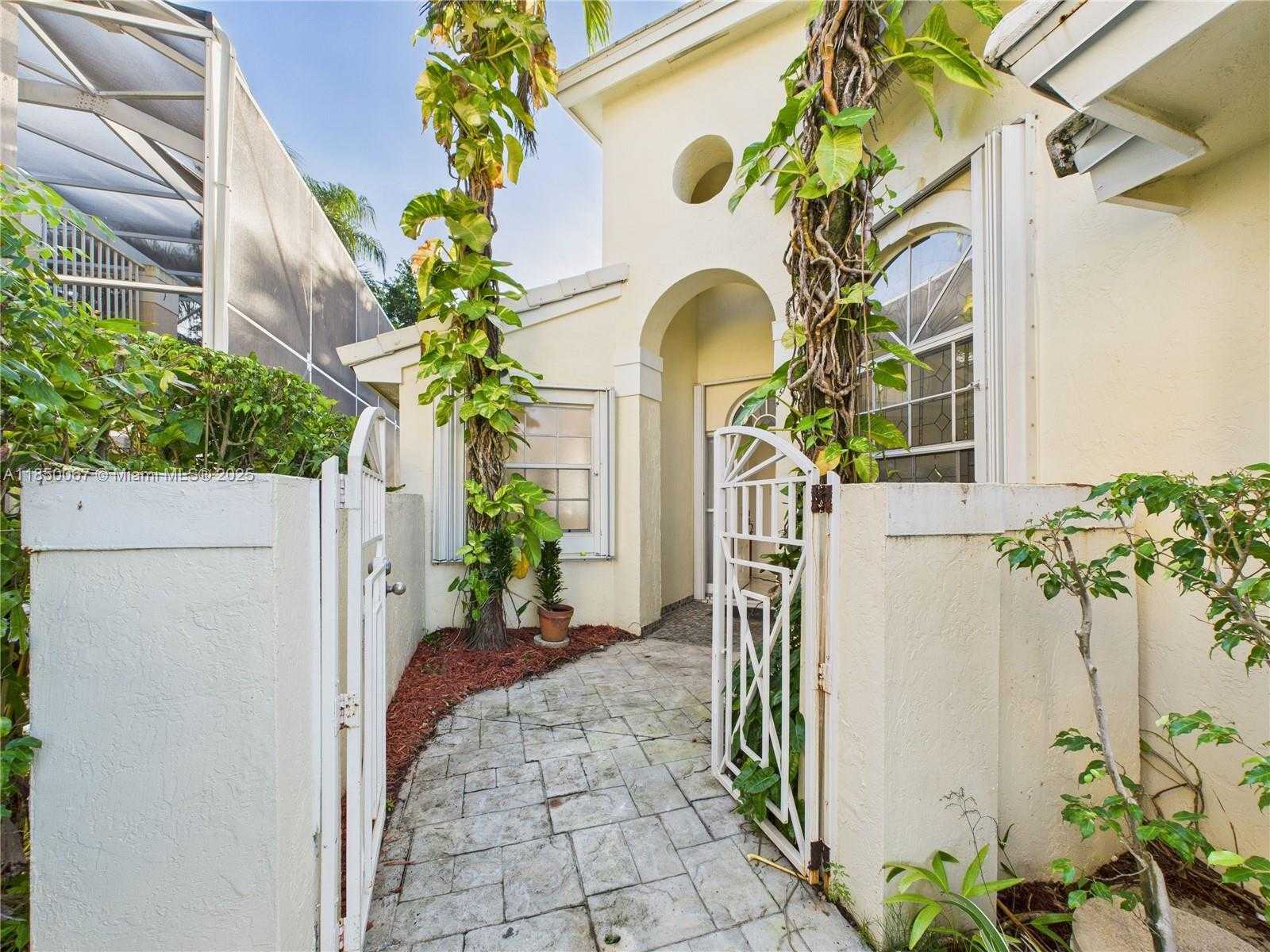 Small Image of 1251 EAST WILSHIRE CIR E, Pembroke Pines Number 5