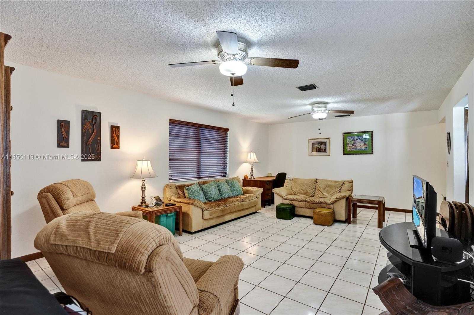 Small Image of 9461 SOUTH WEST 134TH ST, Miami Number 10