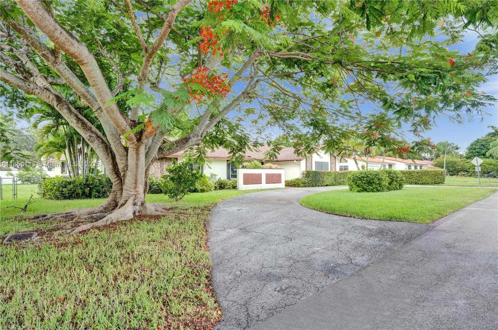 Small Image of 9461 SOUTH WEST 134TH ST, Miami Number 2