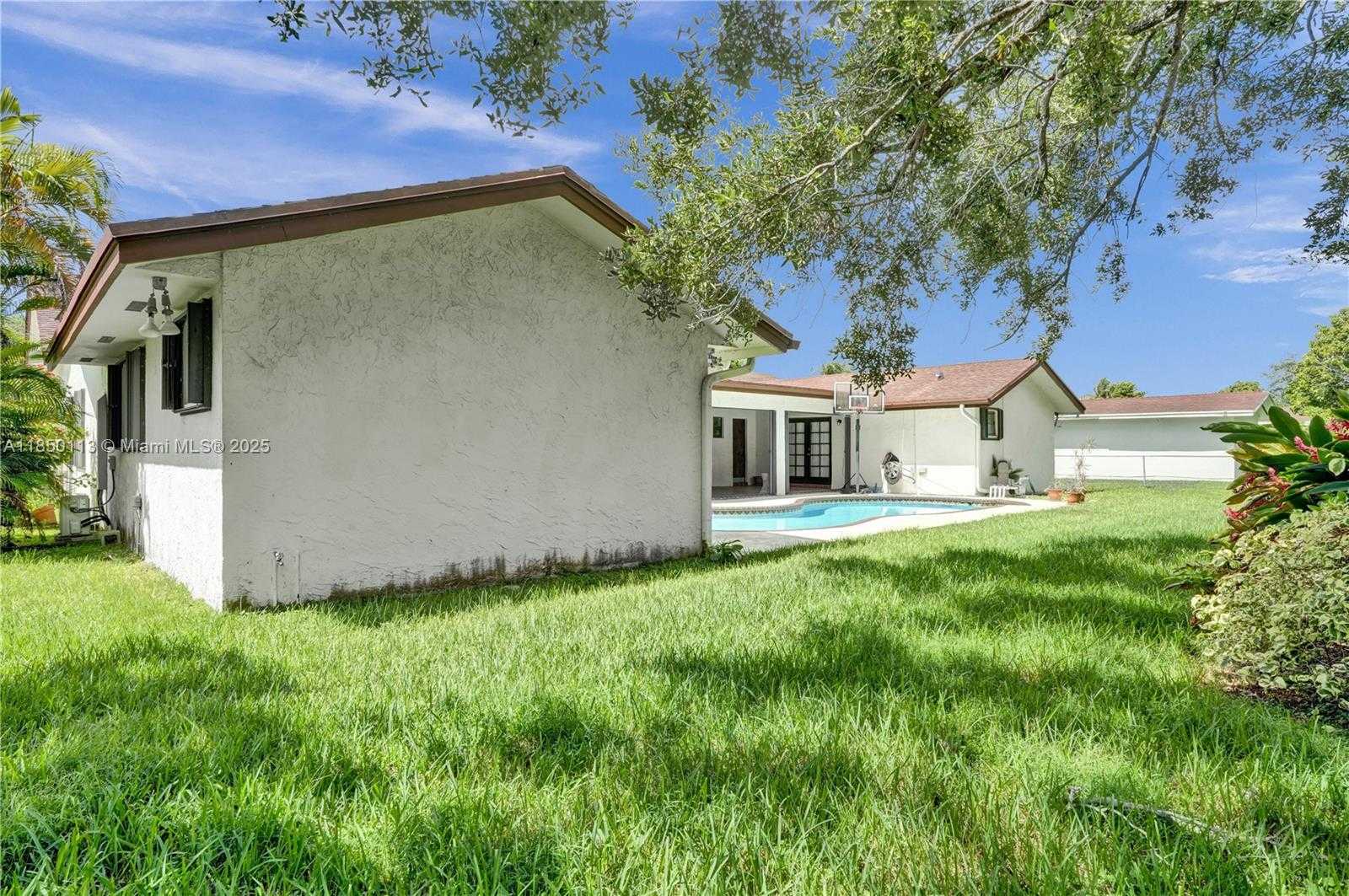 Small Image of 9461 SOUTH WEST 134TH ST, Miami Number 30