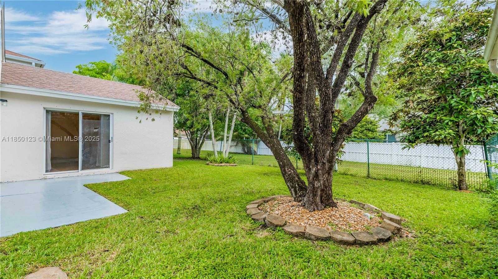 Small Image of 301 NORTH WEST 207TH AVE, Pembroke Pines Number 2