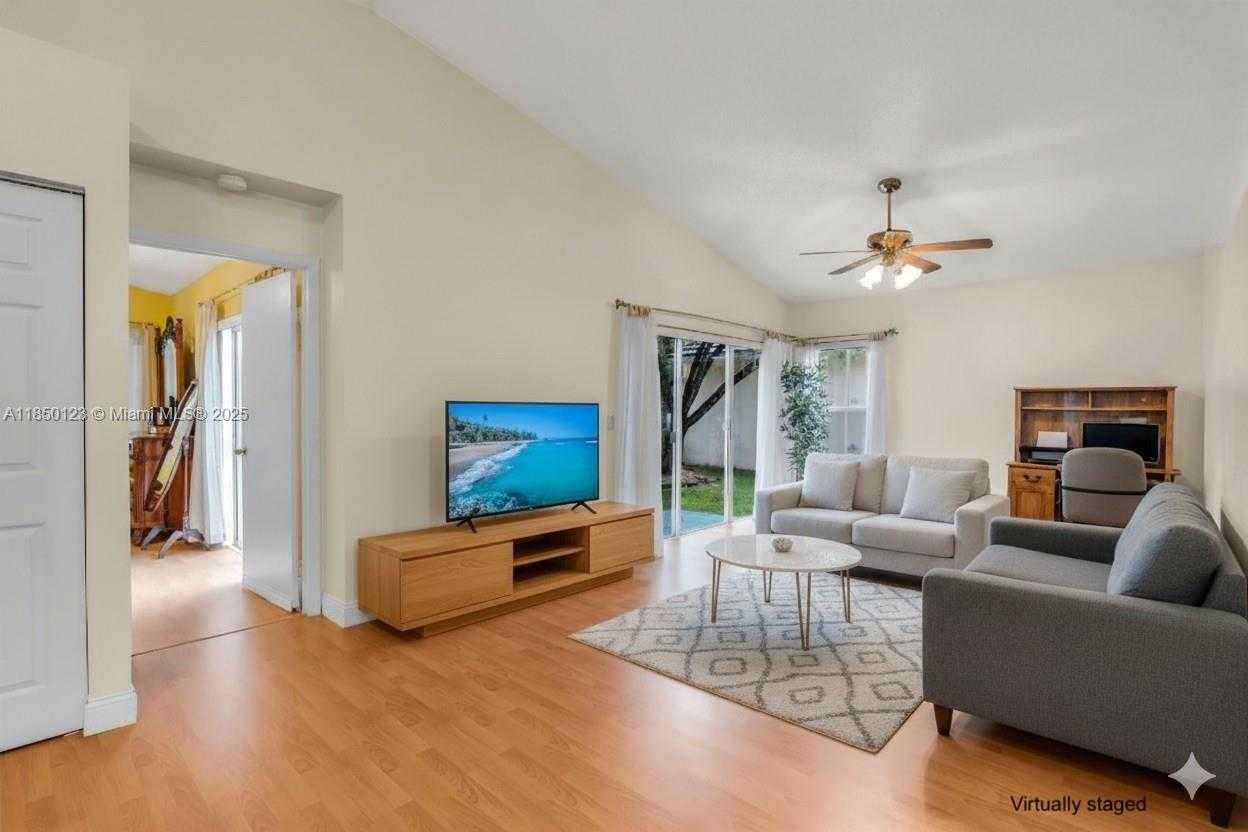 Small Image of 301 NORTH WEST 207TH AVE, Pembroke Pines Number 4