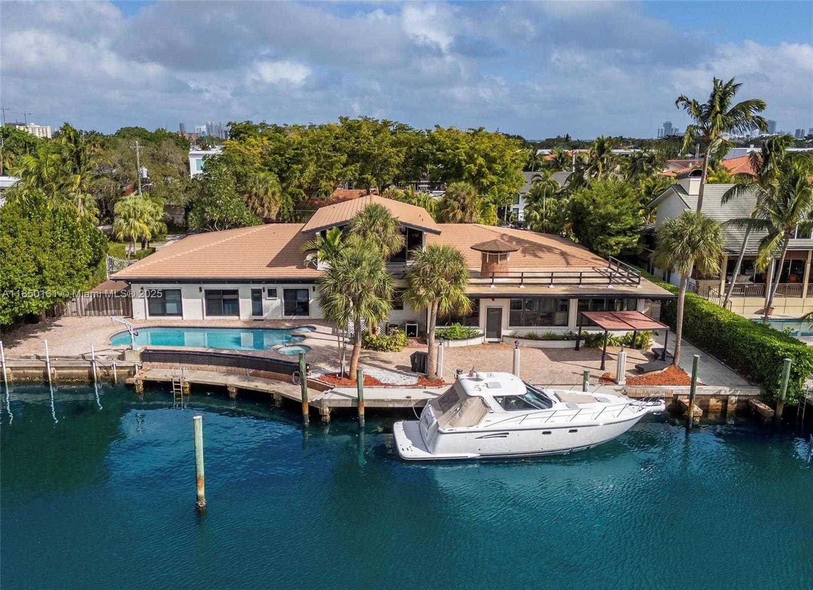 Small Image of 2010 NORTH EAST 120TH RD, North Miami Number 3