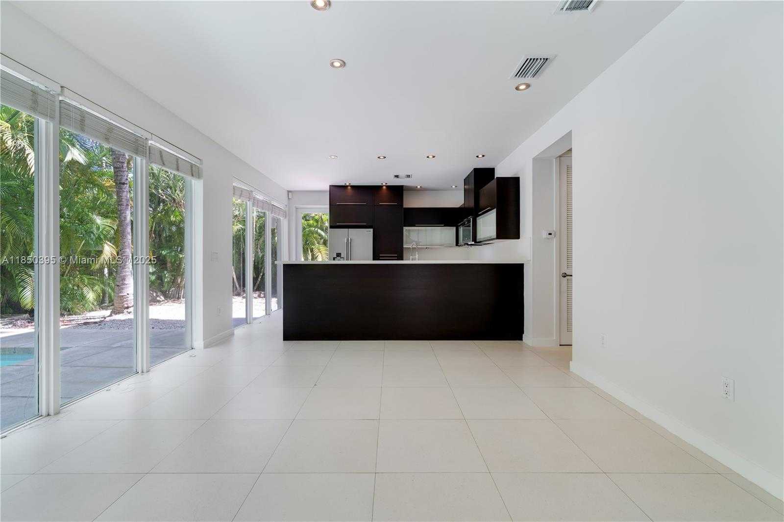 Small Image of 4050 HARDIE AVE, Miami Number 17