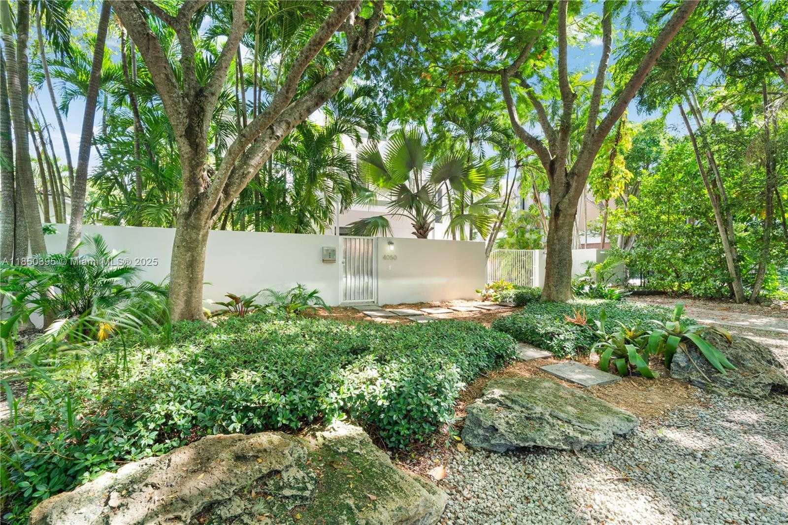 Small Image of 4050 HARDIE AVE, Miami Number 3