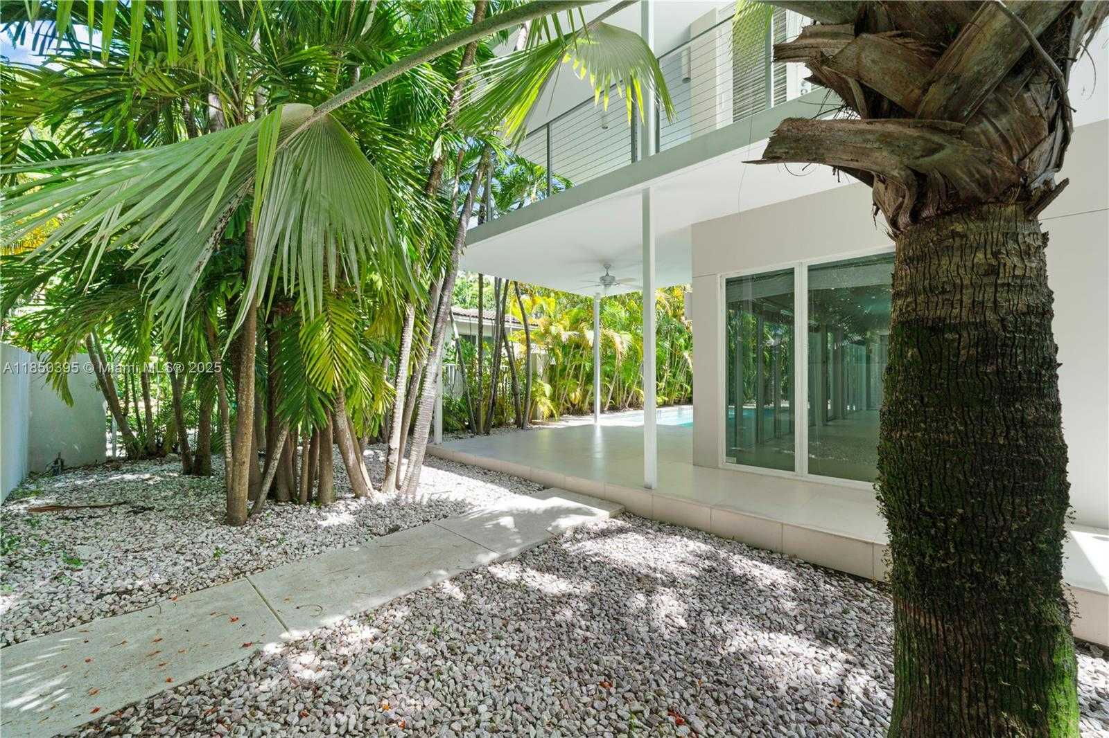 Small Image of 4050 HARDIE AVE, Miami Number 7