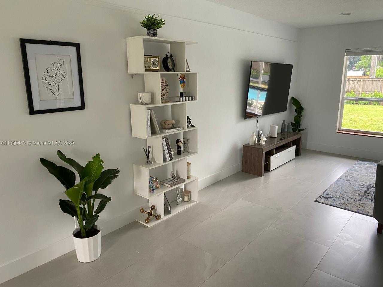 Small Image of 1438 HARRISON ST, Hollywood Number 4