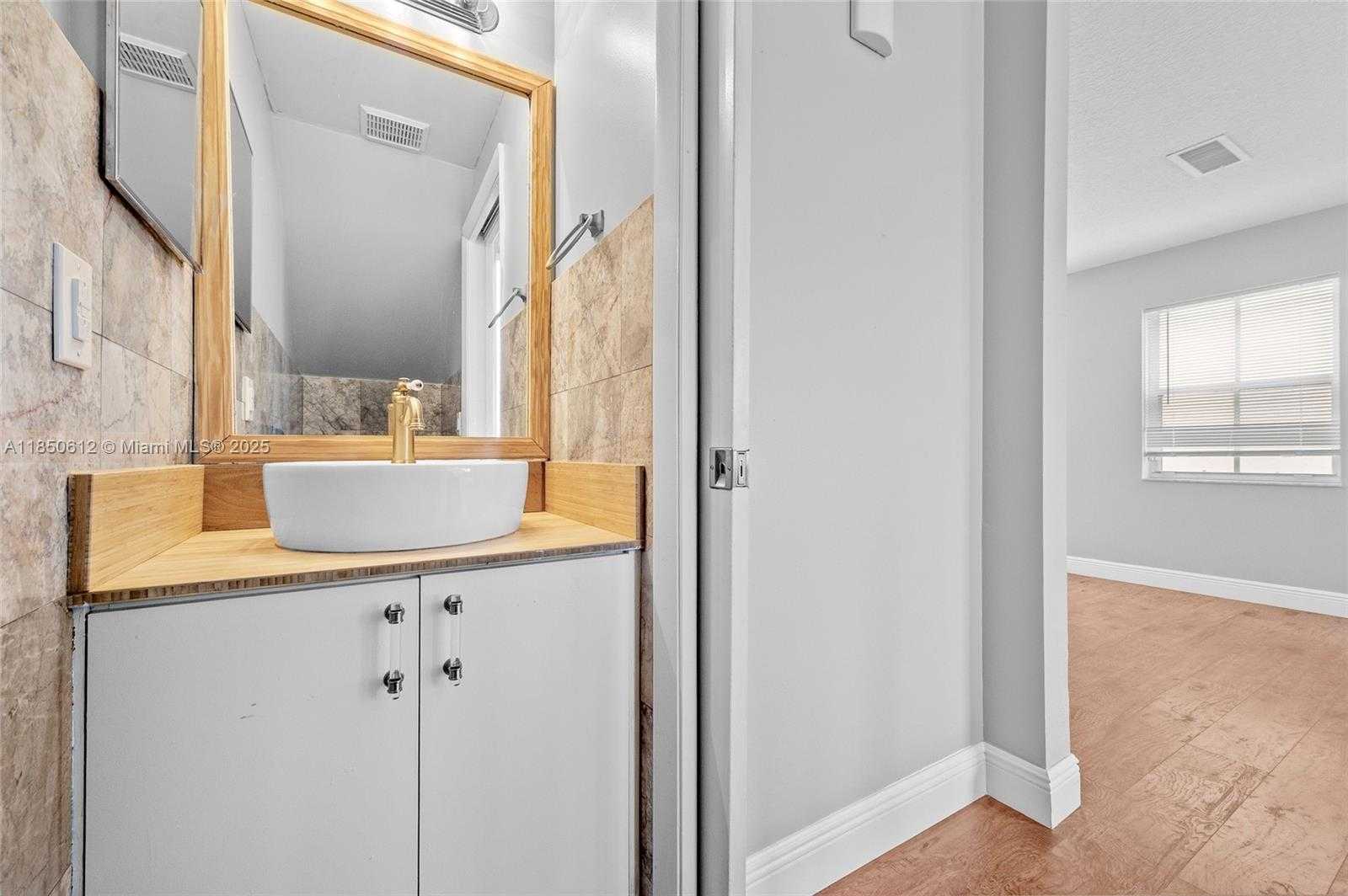 Small Image of 3226 WEST BUENA VISTA DR, Margate Number 16