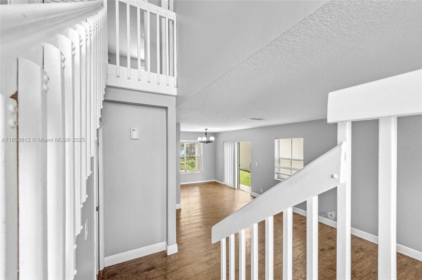 Small Image of 3226 WEST BUENA VISTA DR, Margate Number 4