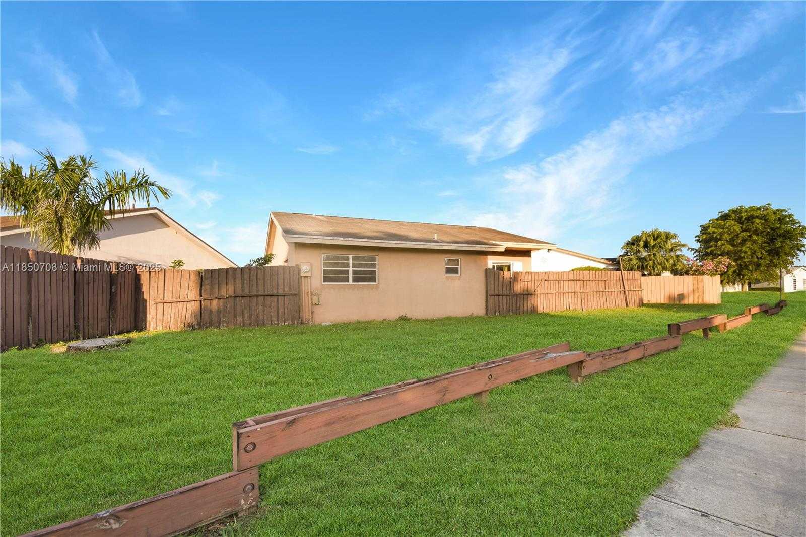 Small Image of 13880 SOUTH WEST 44TH TER, Miami Number 3