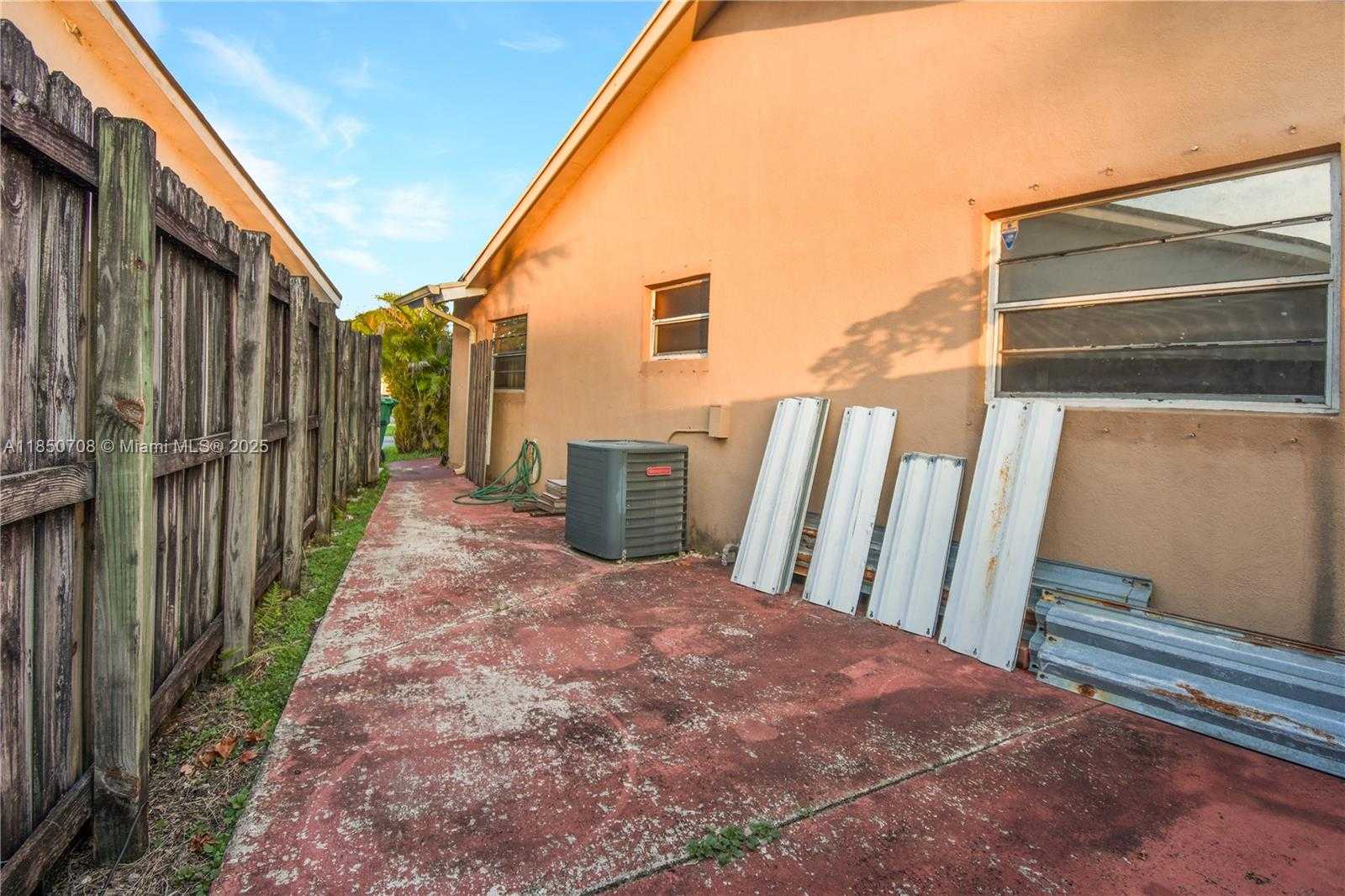 Small Image of 13880 SOUTH WEST 44TH TER, Miami Number 36