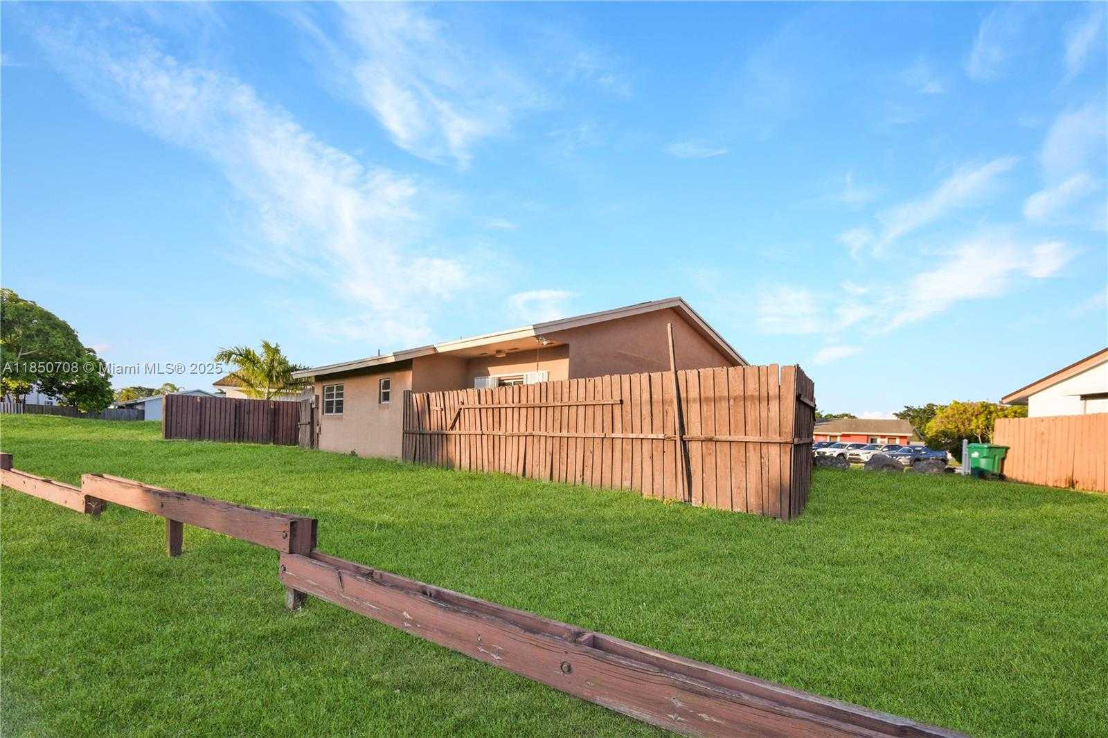 Small Image of 13880 SOUTH WEST 44TH TER, Miami Number 4