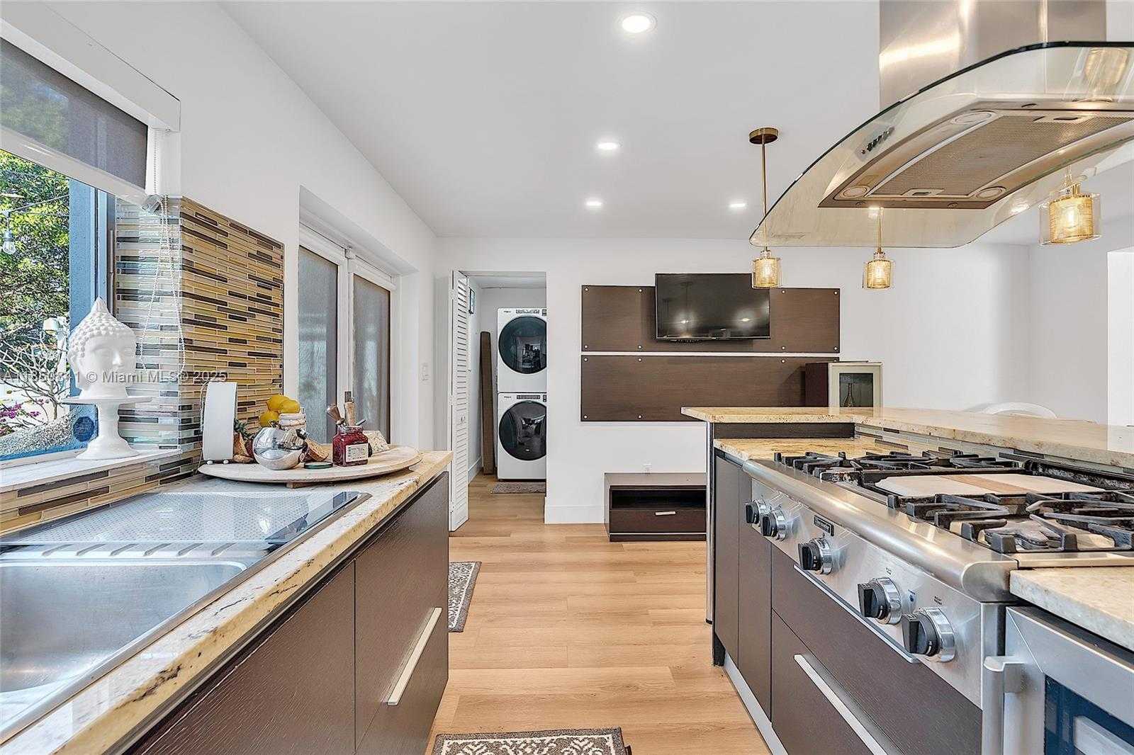 Small Image of 1347 71 ST, Miami Beach Number 15