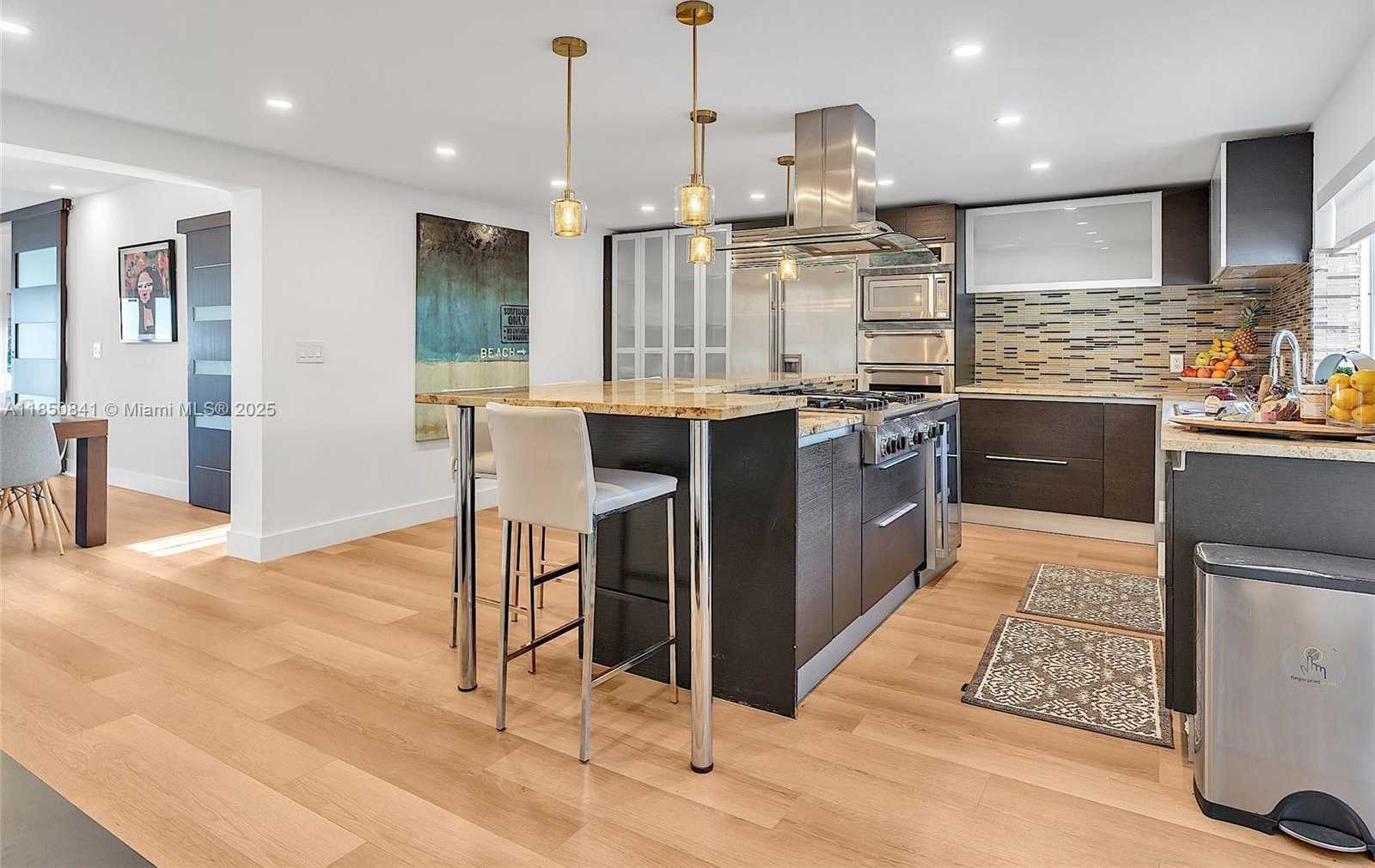 Small Image of 1347 71 ST, Miami Beach Number 17