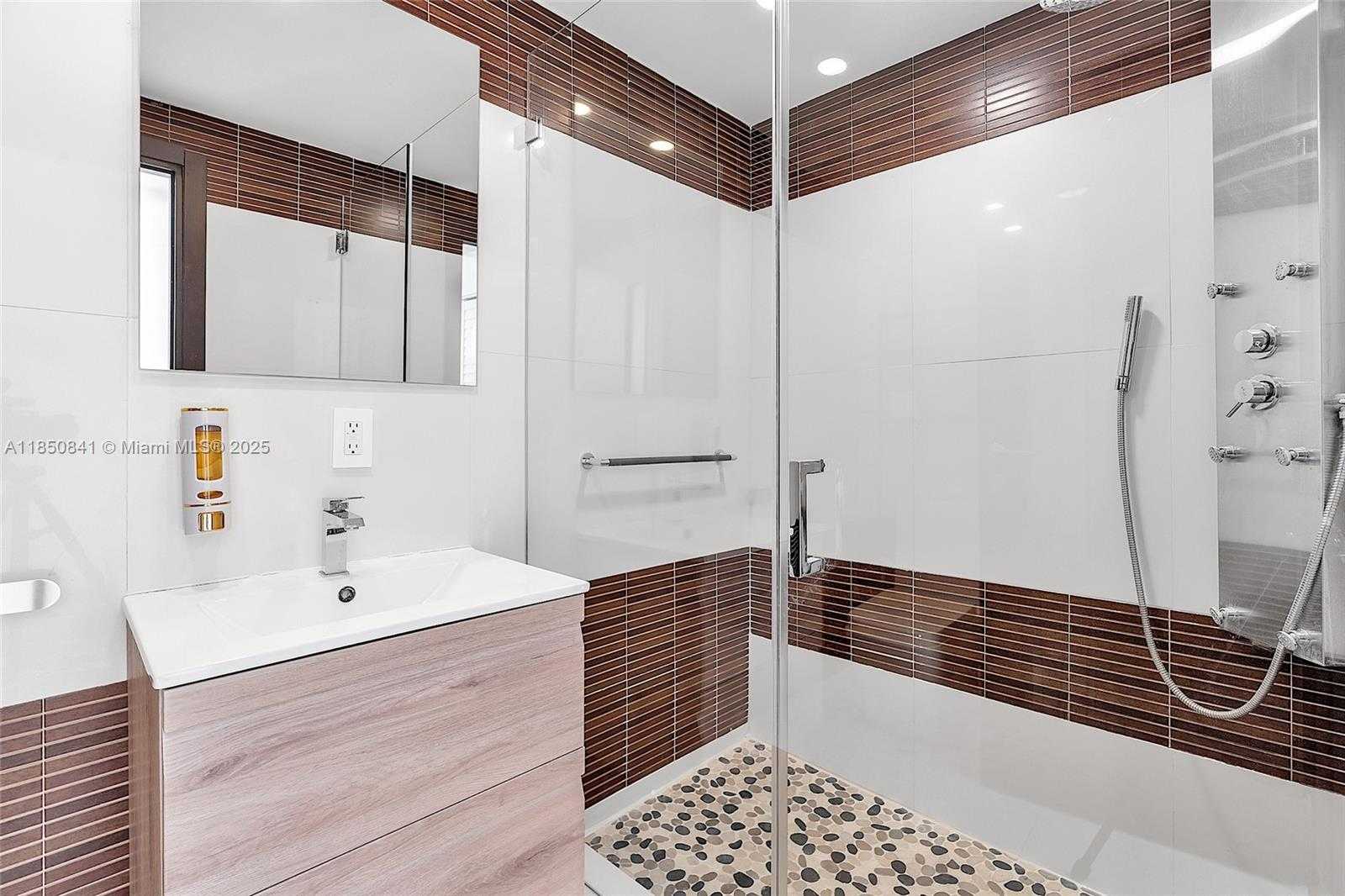Small Image of 1347 71 ST, Miami Beach Number 21