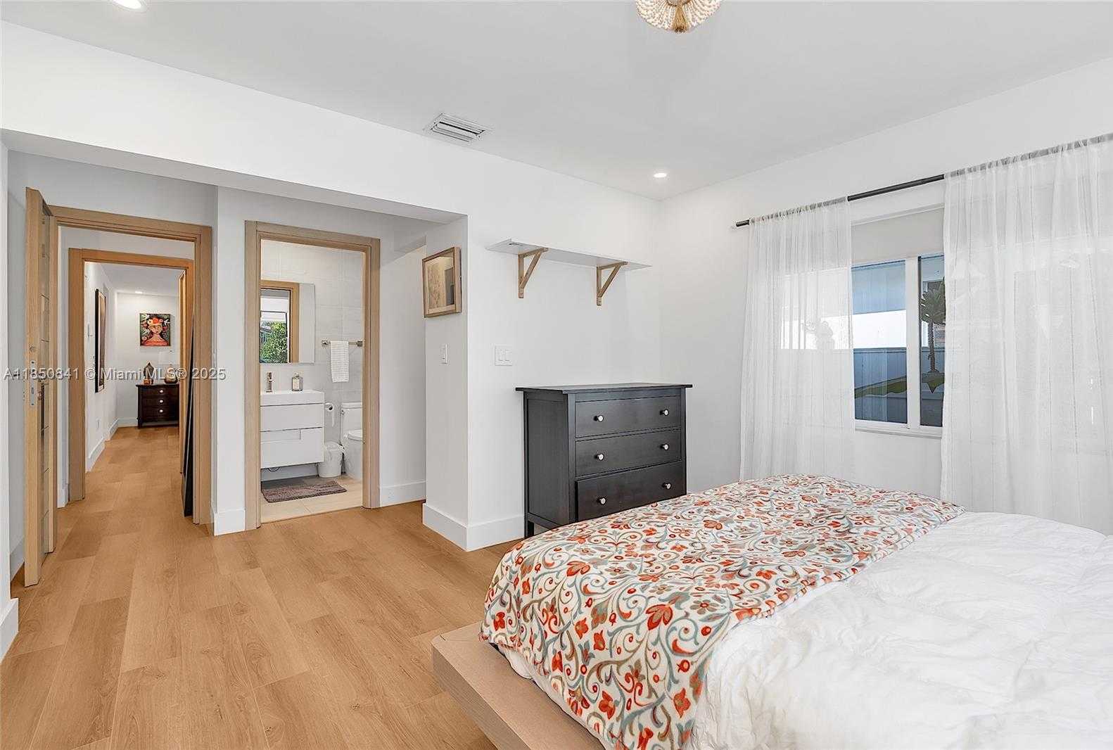Small Image of 1347 71 ST, Miami Beach Number 24