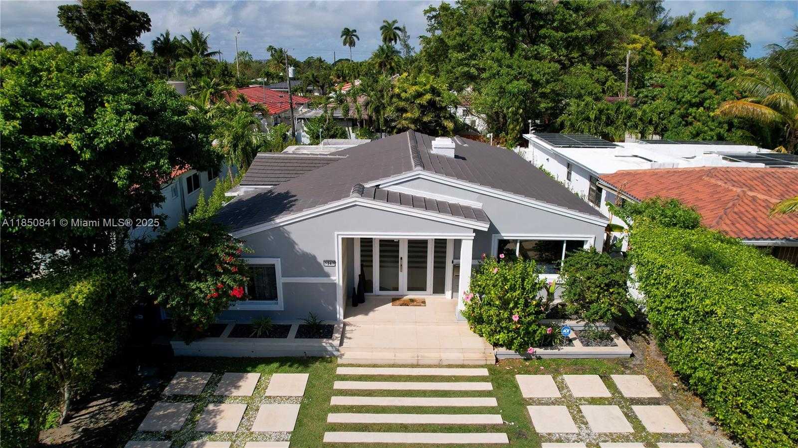 Small Image of 1347 71 ST, Miami Beach Number 3