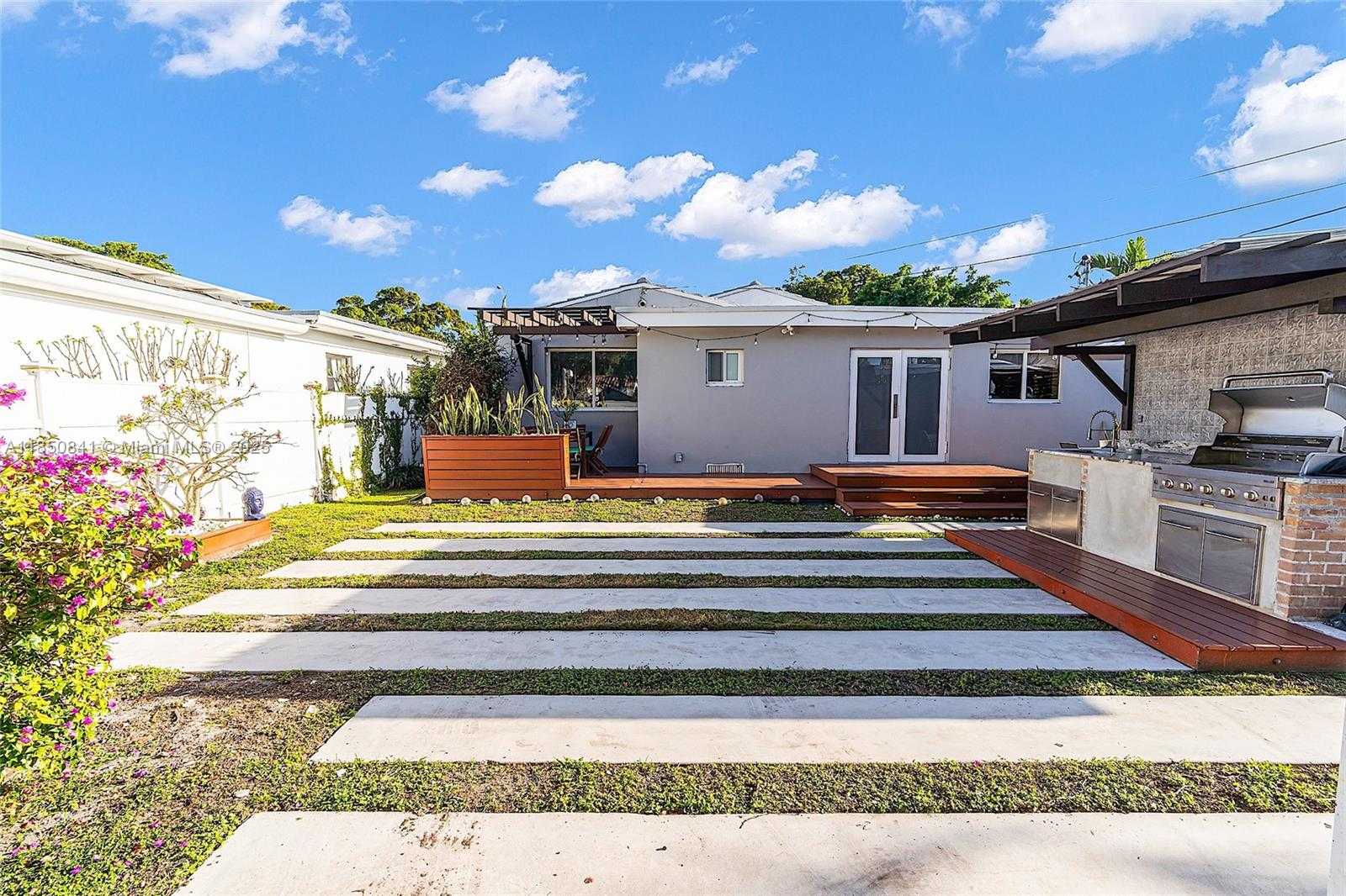 Small Image of 1347 71 ST, Miami Beach Number 37