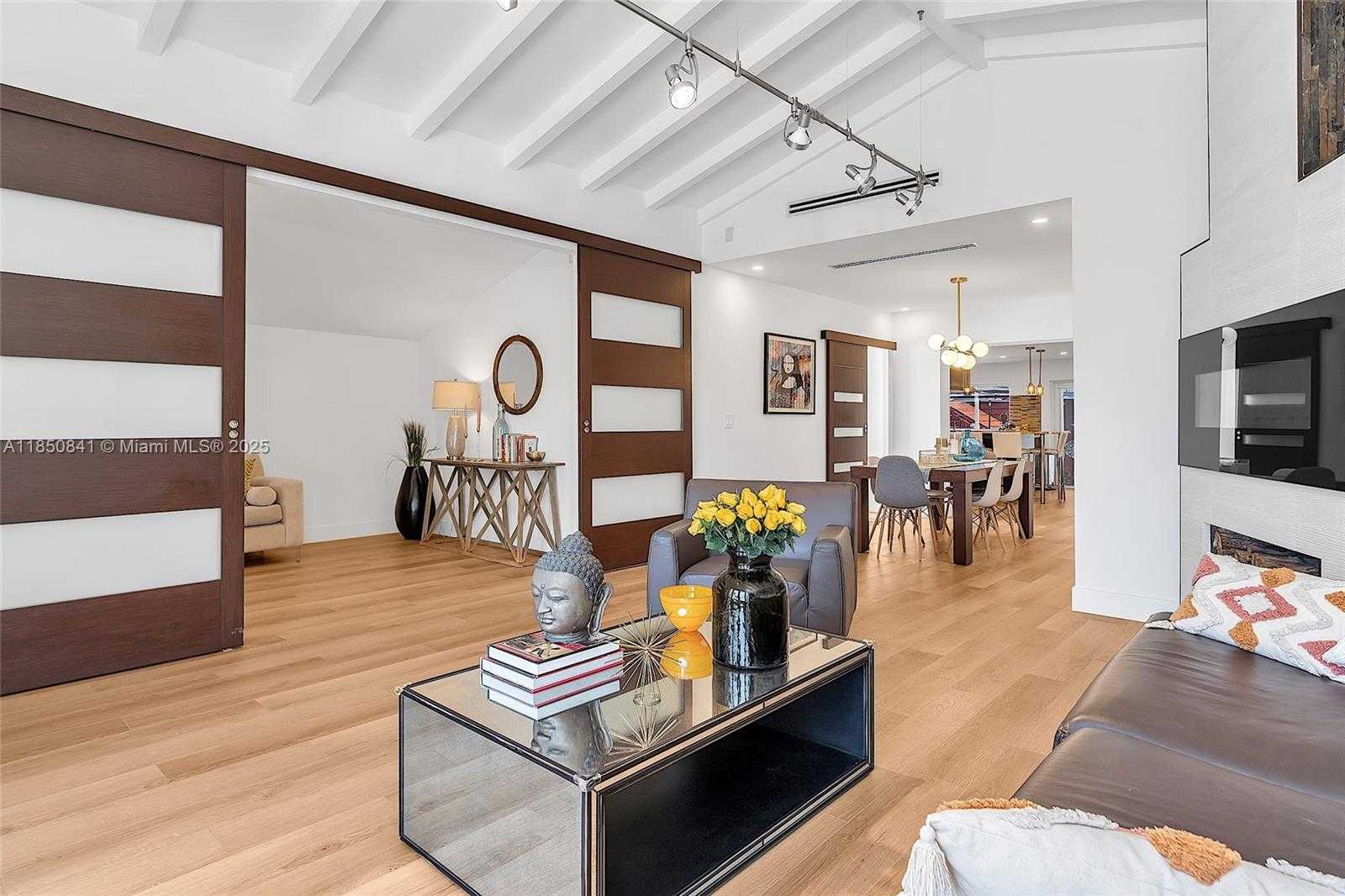 Small Image of 1347 71 ST, Miami Beach Number 4