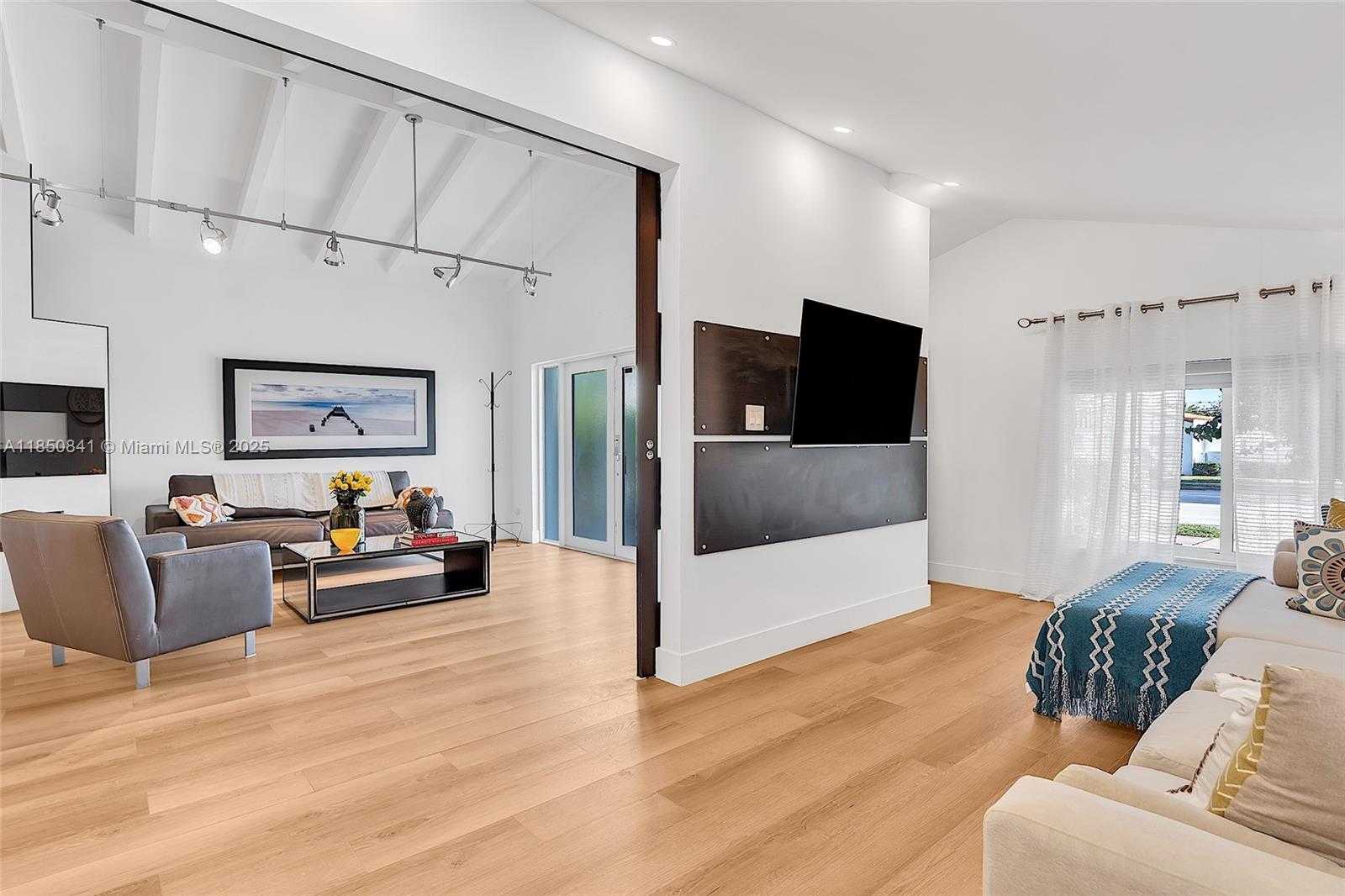 Small Image of 1347 71 ST, Miami Beach Number 7