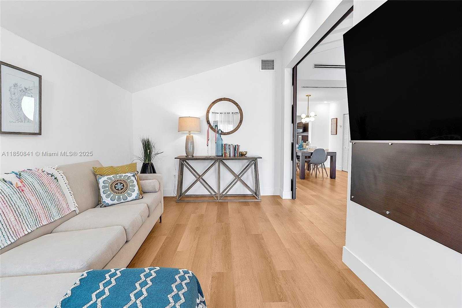 Small Image of 1347 71 ST, Miami Beach Number 8