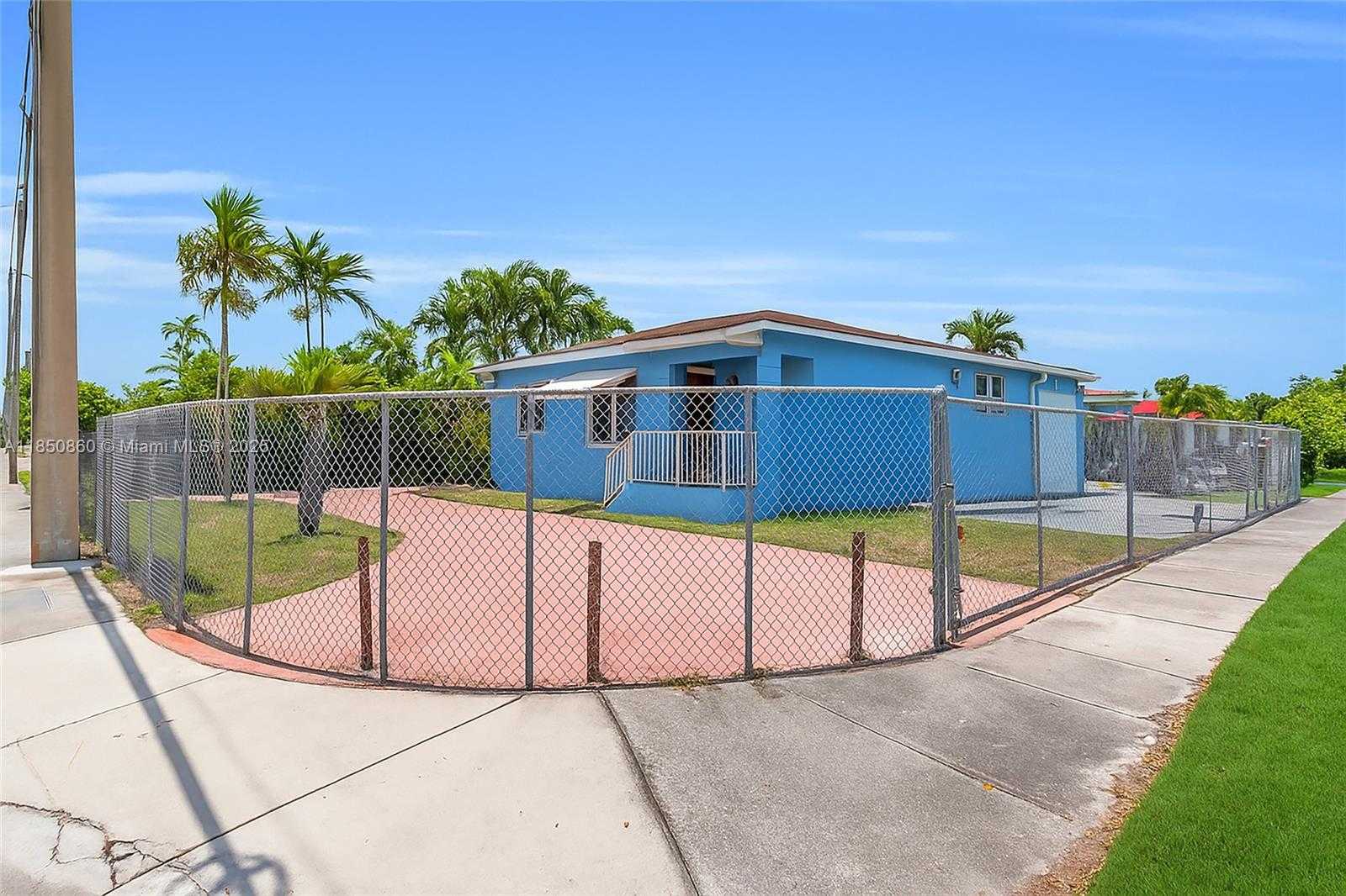 Small Image of 5890 PALM AVE, Hialeah Number 3