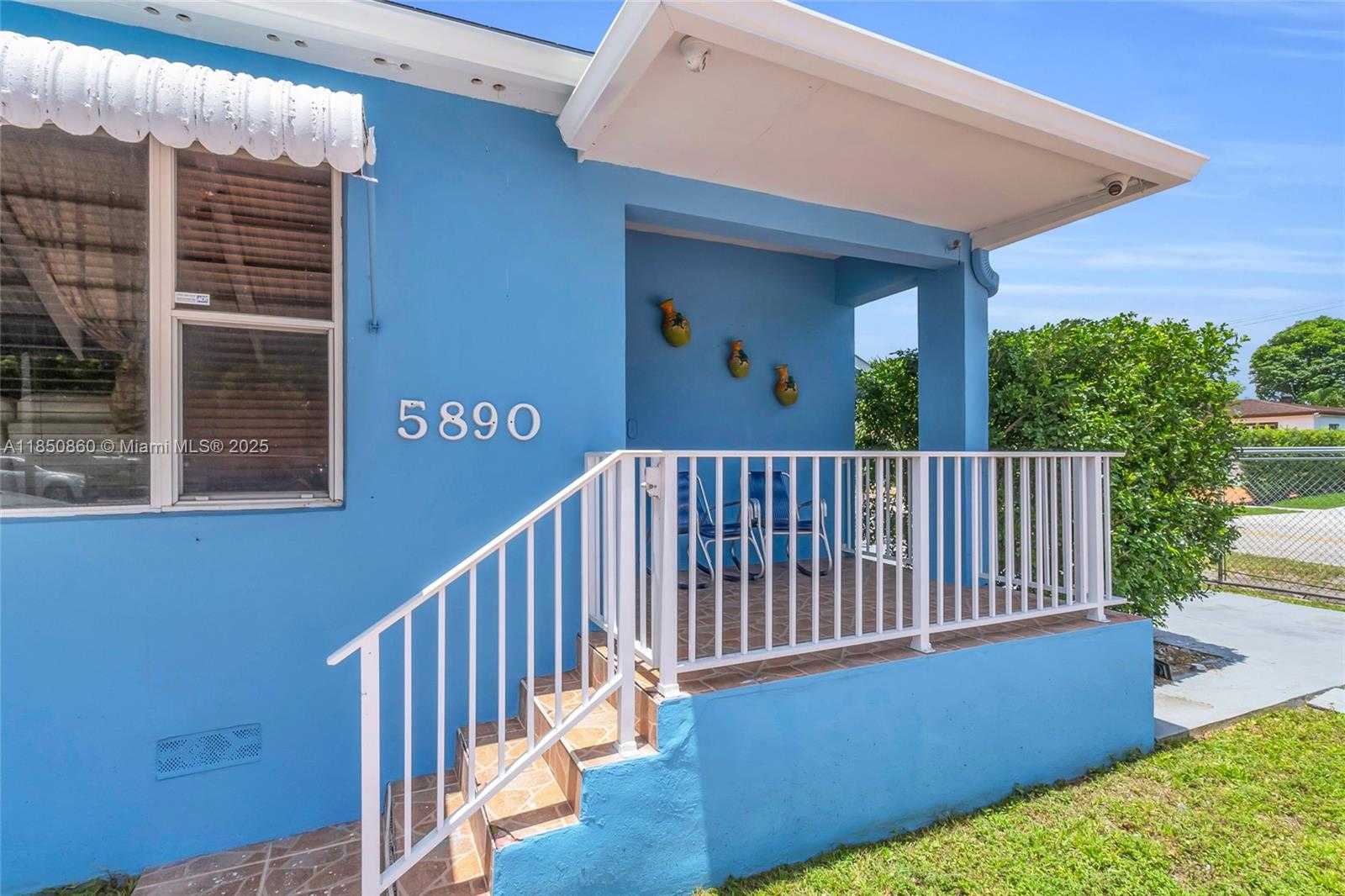 Small Image of 5890 PALM AVE, Hialeah Number 4