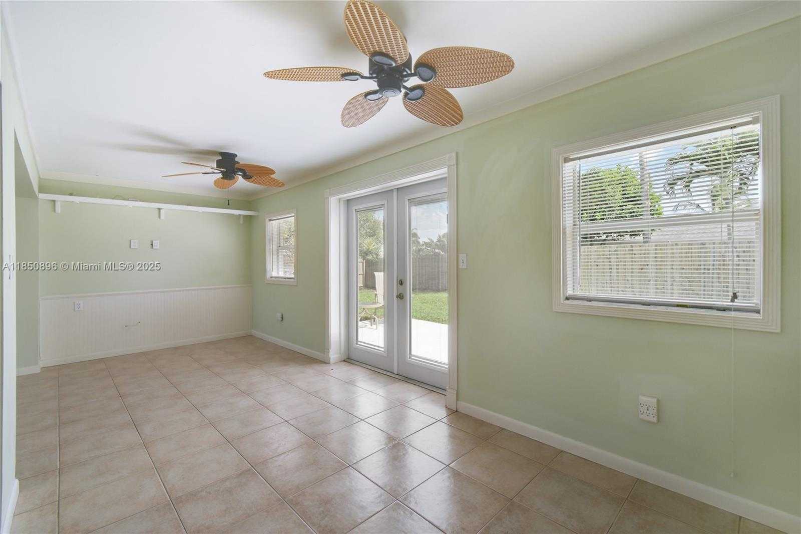 Small Image of 110 EAST WINDSOR RD E, Jupiter Number 10