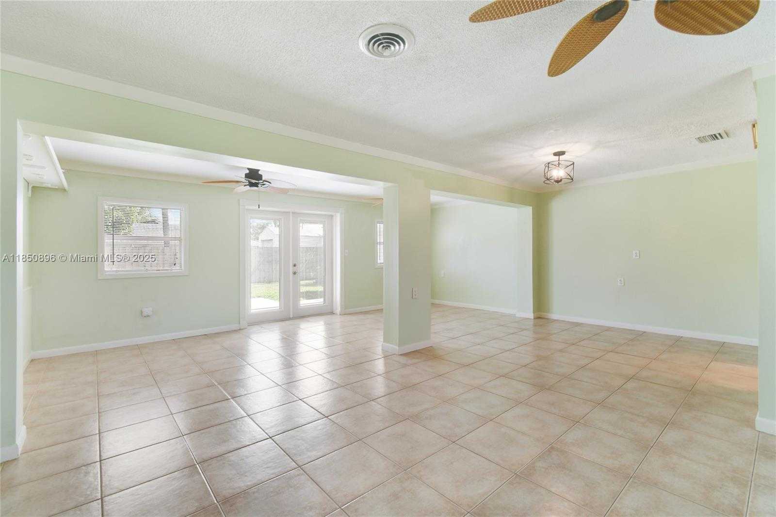 Small Image of 110 EAST WINDSOR RD E, Jupiter Number 12
