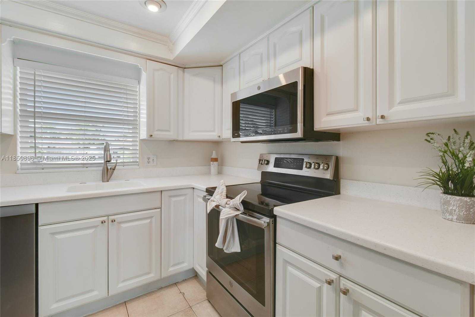 Small Image of 110 EAST WINDSOR RD E, Jupiter Number 15