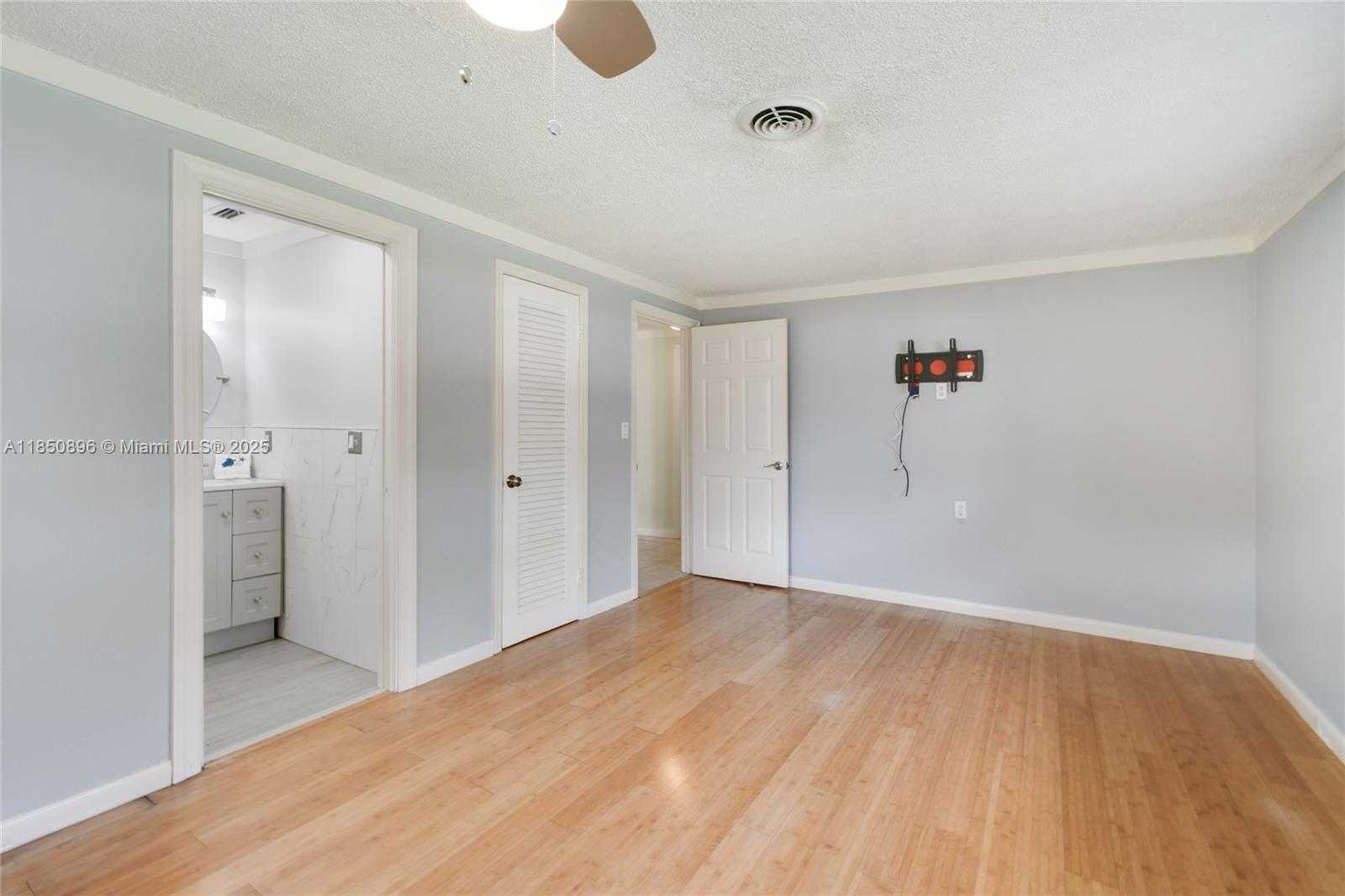 Small Image of 110 EAST WINDSOR RD E, Jupiter Number 20