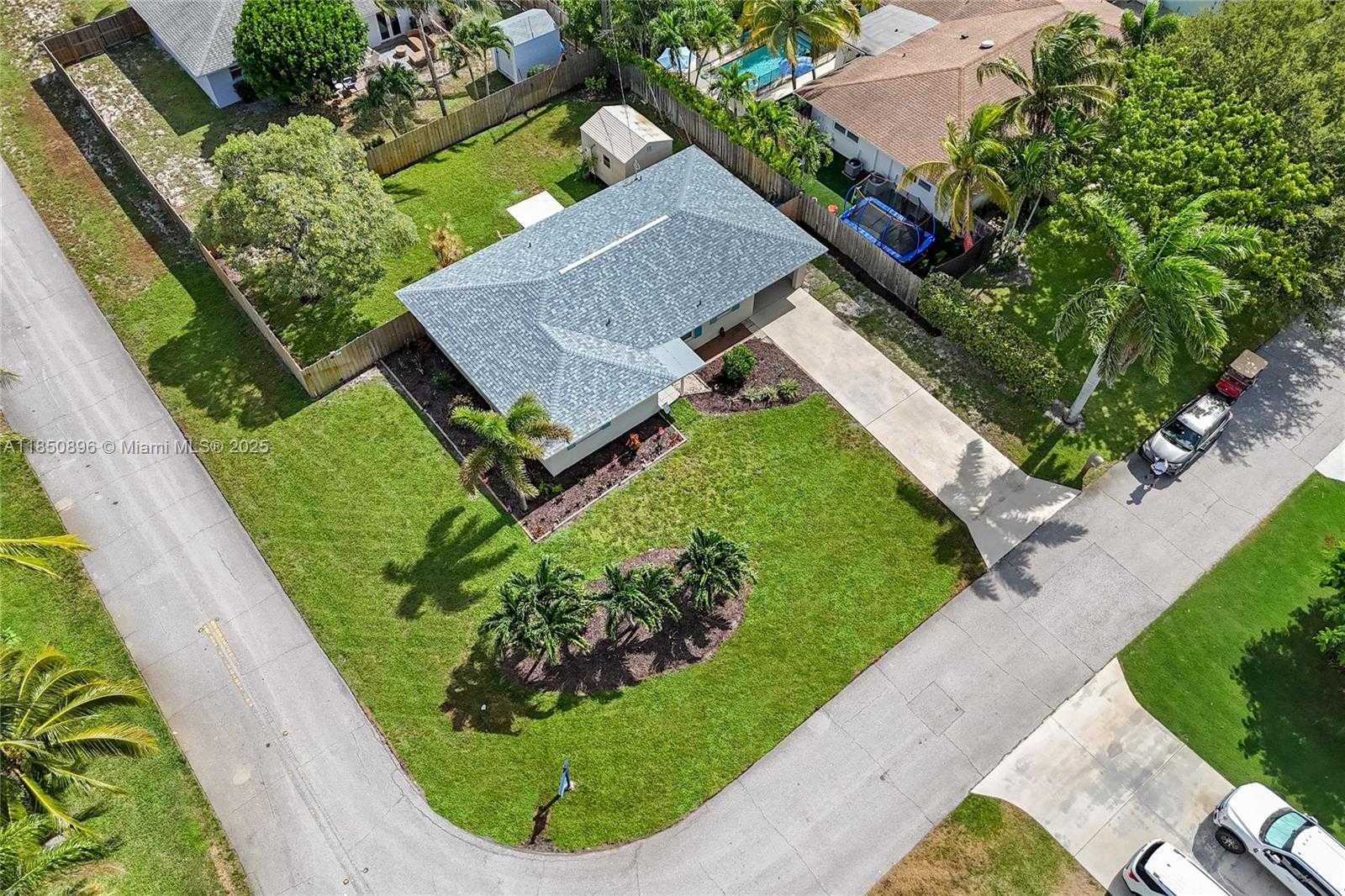 Small Image of 110 EAST WINDSOR RD E, Jupiter Number 5