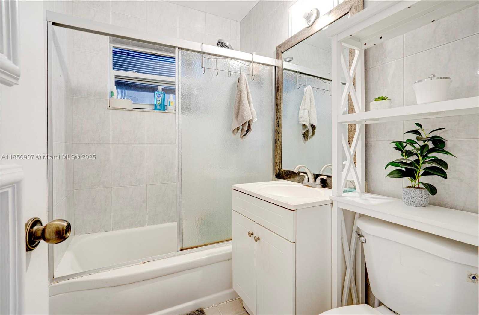 Small Image of 2326 HARDING ST, Hollywood Number 29