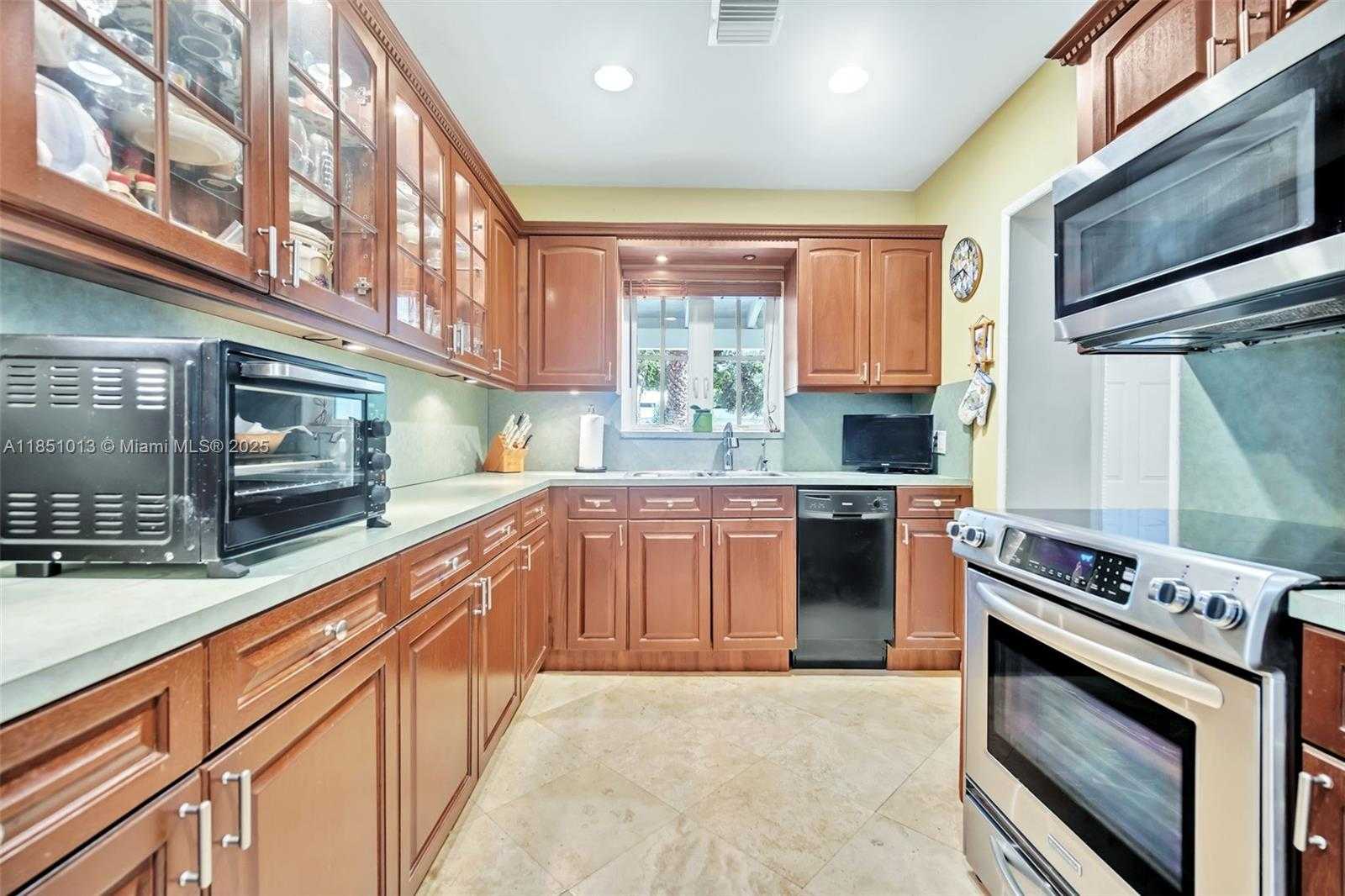 Small Image of 5947 SOUTH WEST 30TH ST, Miami Number 16