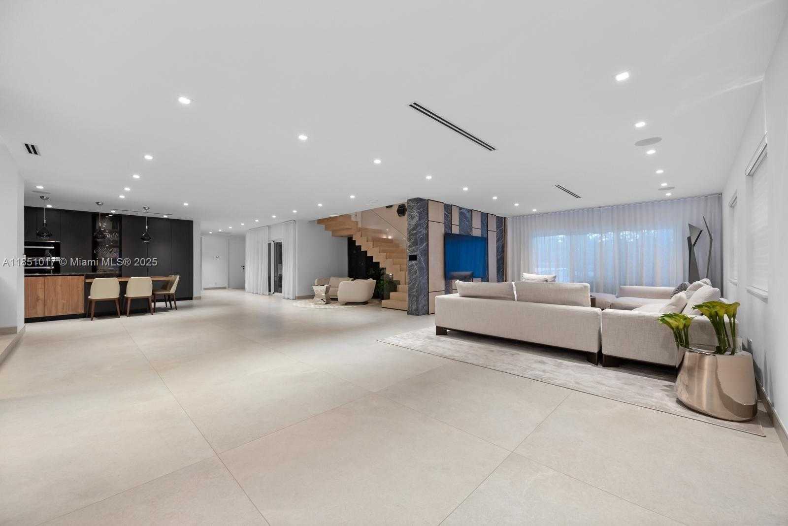 Small Image of 431 LAYNE BLVD, Hallandale Beach Number 2