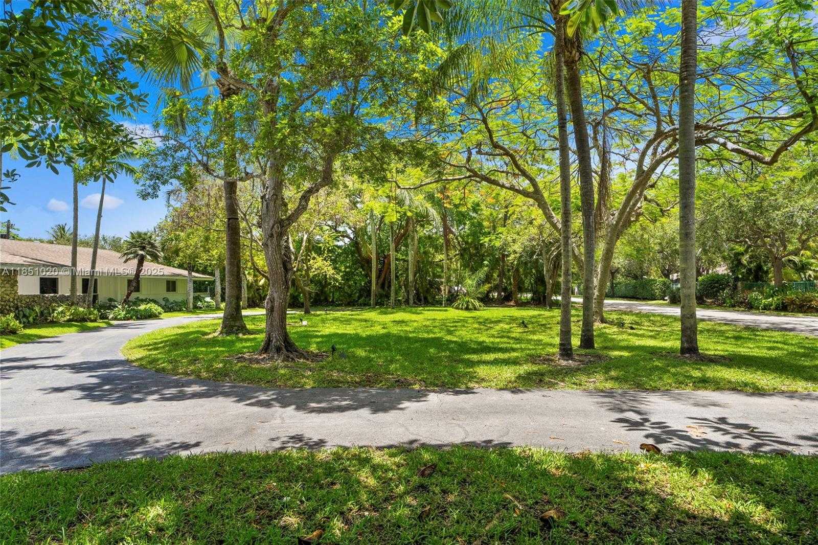 Small Image of 12365 SOUTH WEST 60TH CT, Pinecrest Number 34