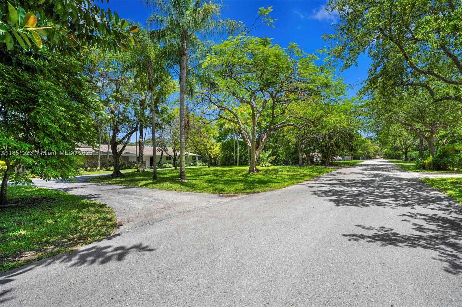 Small Image of 12365 SOUTH WEST 60TH CT, Pinecrest Number 35