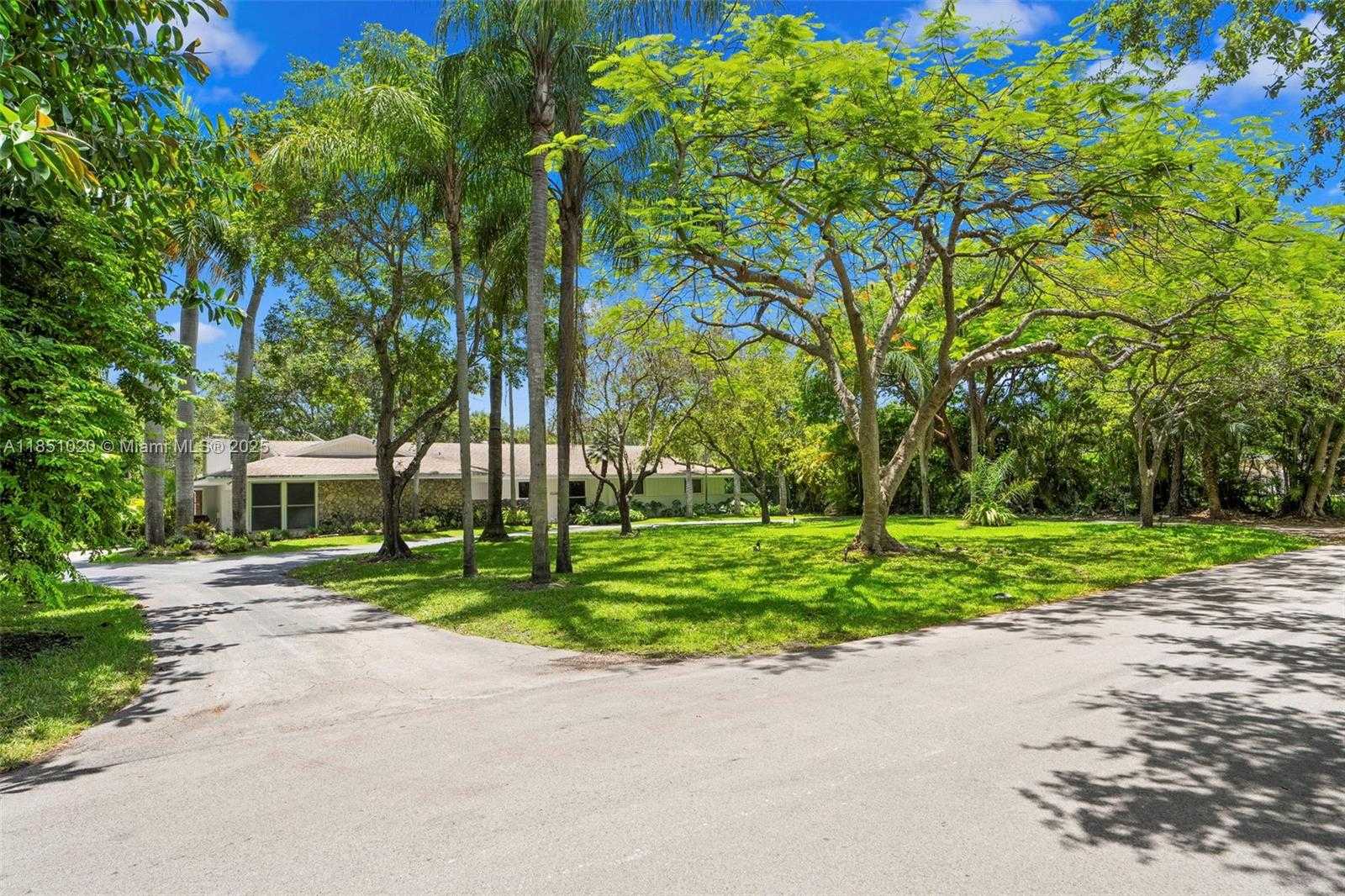 Small Image of 12365 SOUTH WEST 60TH CT, Pinecrest Number 6