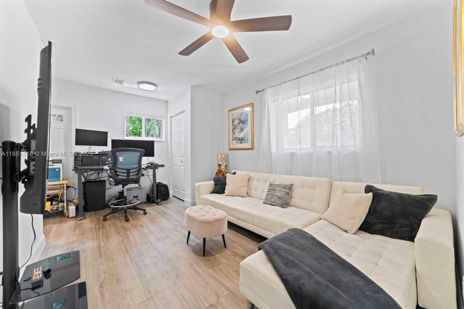 Small Image of 930 NORTH EAST 182ND TER, North Miami Beach Number 3