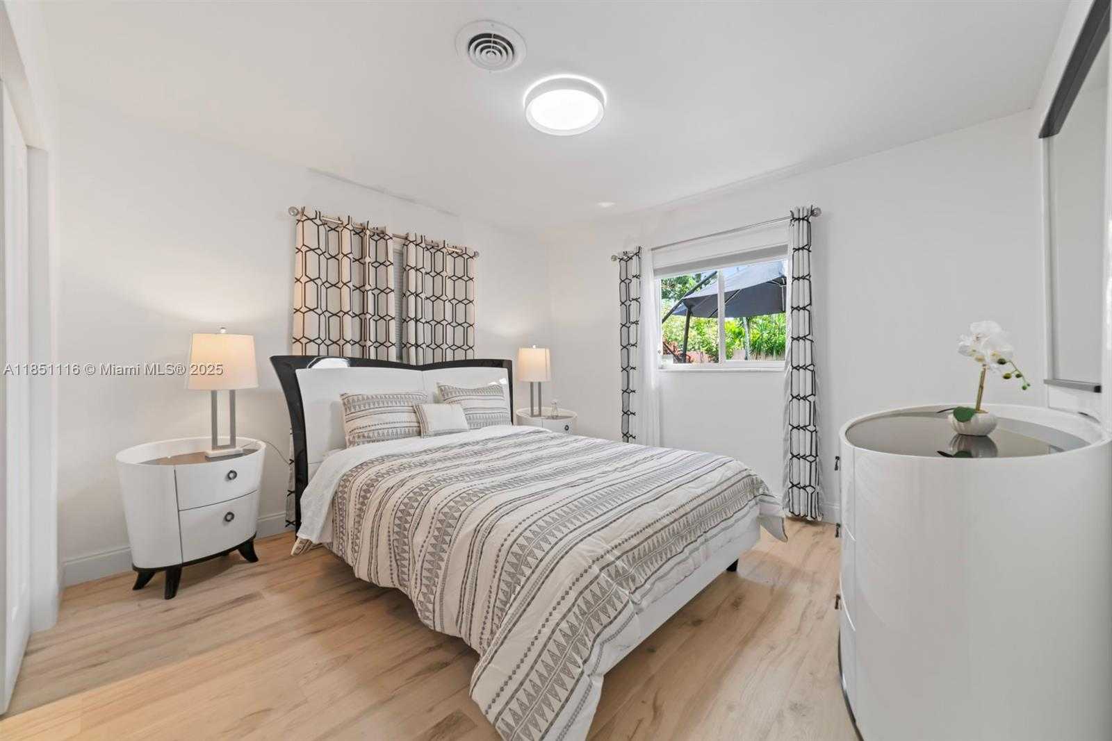 Small Image of 930 NORTH EAST 182ND TER, North Miami Beach Number 35