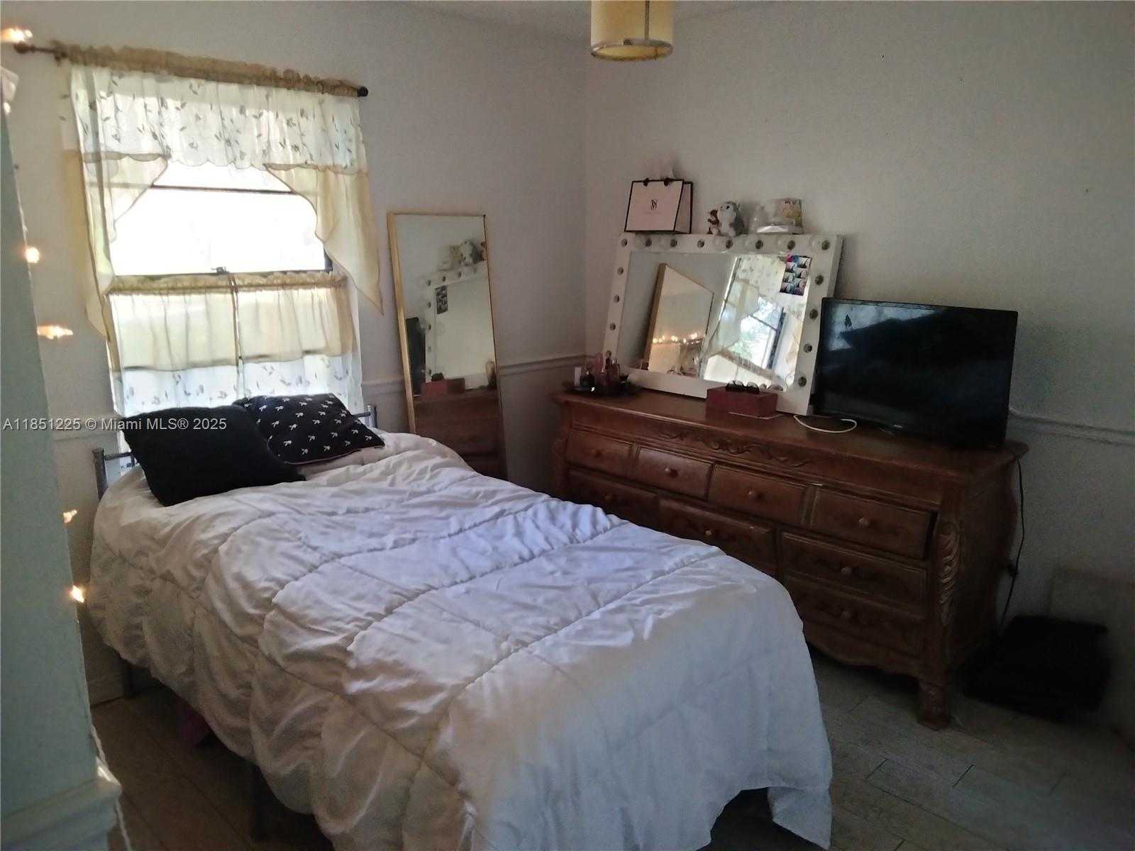 Small Image of 14902 SOUTH WEST 65TH TER, Miami Number 23